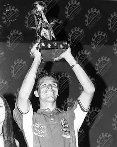 Jared Borguetti - levantando la copa